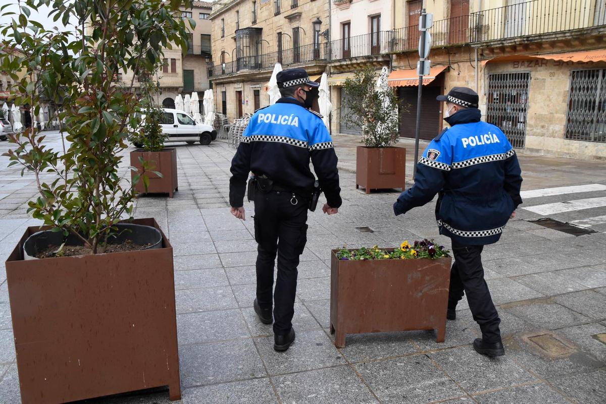 Dos agentes de la Policía Local de Salamanca.