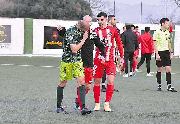Kamal, centrocampista del Guijuelo, desolado entre lágrimas tras perder ante el Zamora.
