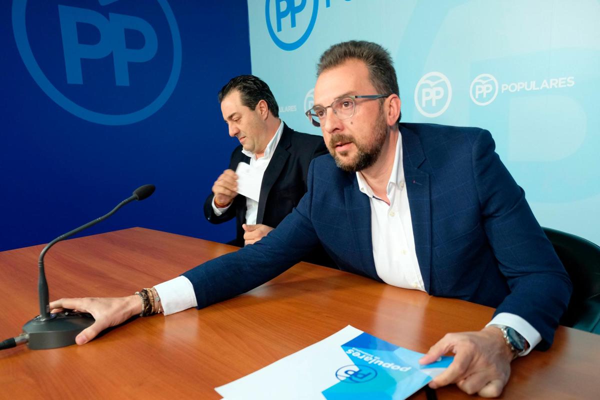 Salvador Cruz y Bienvenido de Arriba en una rueda de prensa en la sede del PP de Salamanca