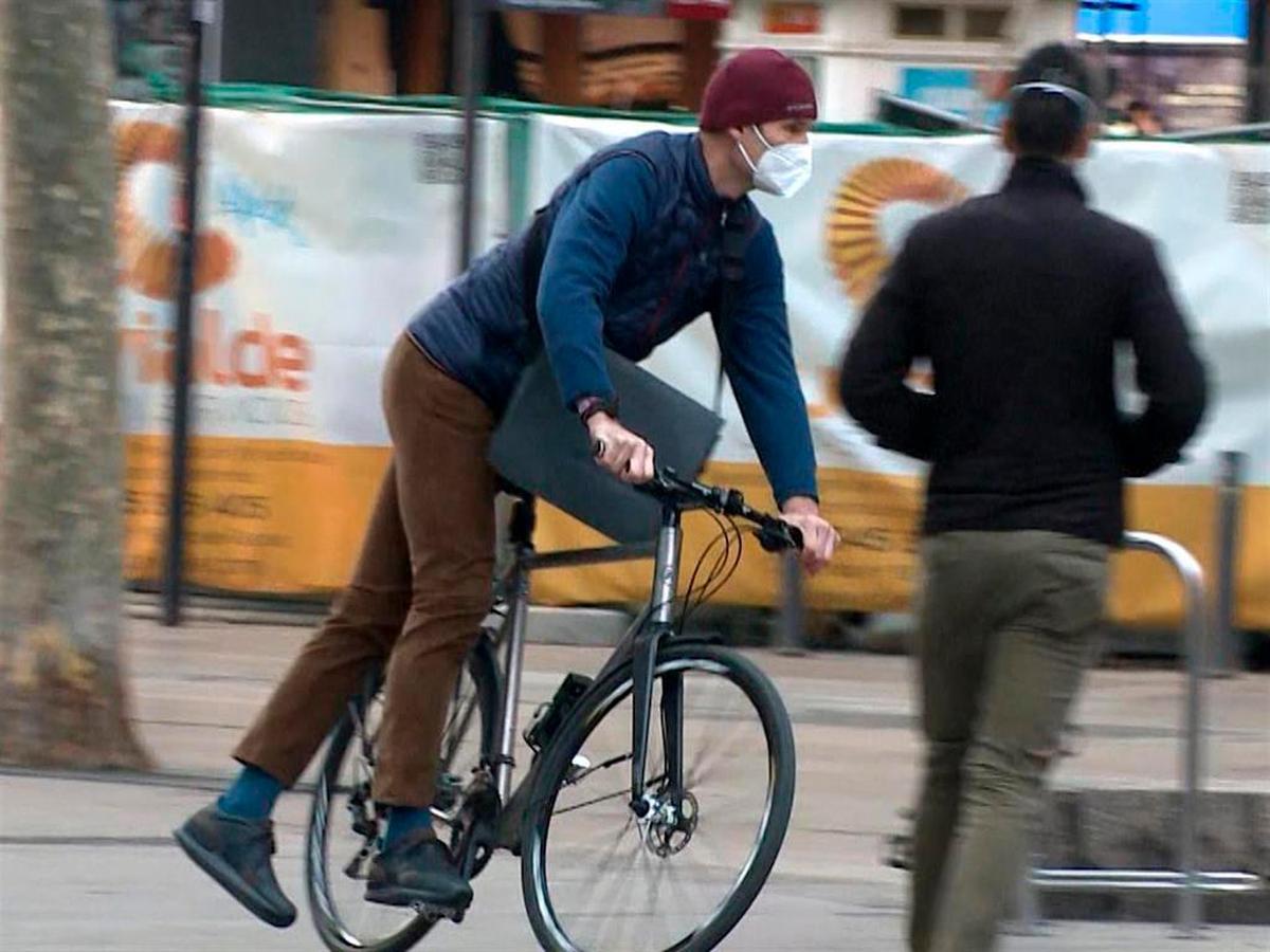 Iñaki Urdangarín llegando a su trabajo en bicicleta.