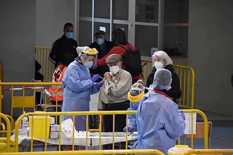 Vacunaciones a mayores de 90 años el pasado lunes en Miróbriga.