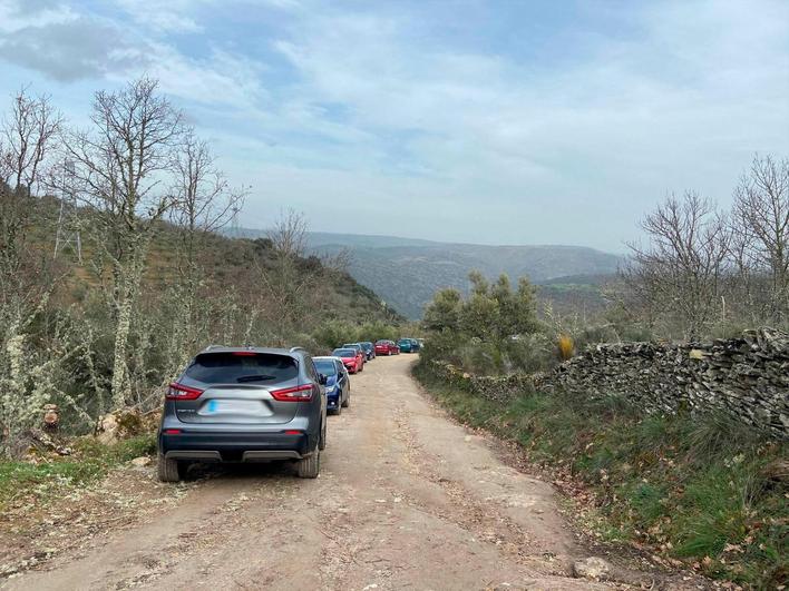 Vehículos llenando el camino al Pozo de los Humos desde Masueco.