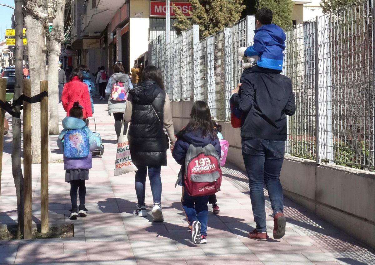 Niños y padres a la salida del colegio.