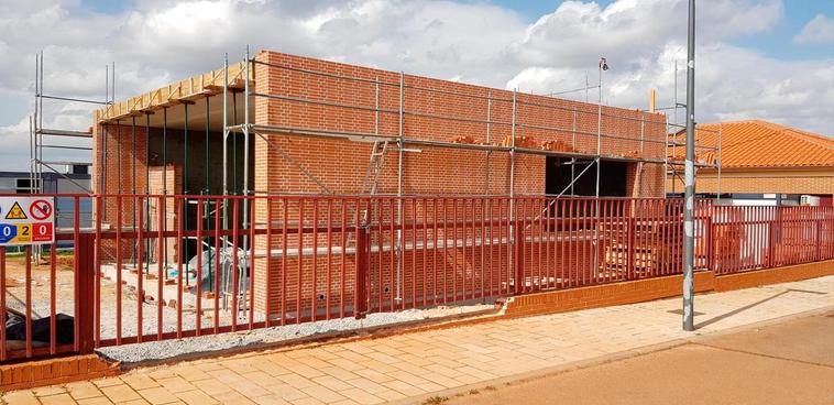 Las obras de la ampliación del colegio de Doñinos dotarán al recinto educativo de un par de nuevas aulas.