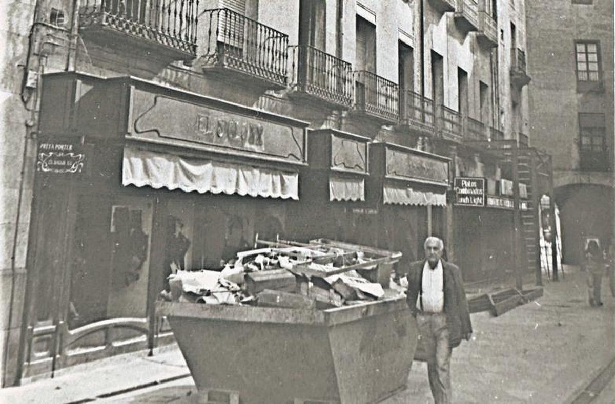 Comercios en la calle Concejo, junto a la Plaza, en los años 90.