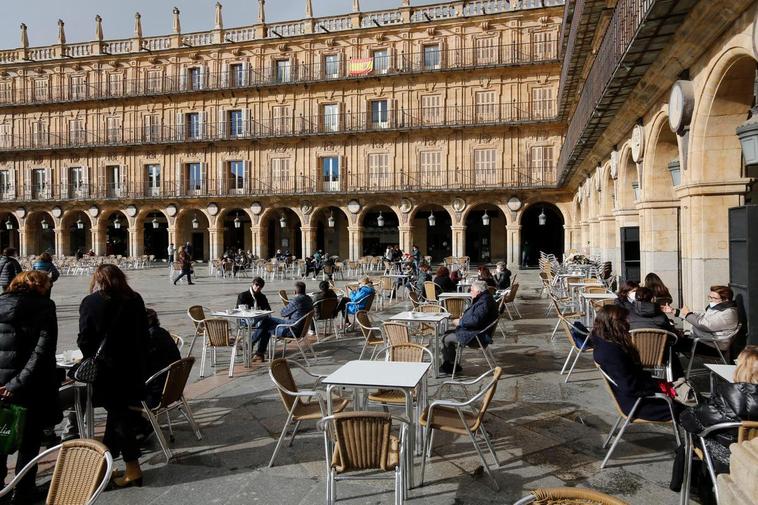 Clientes en una terraza de la Plaza Mayor.