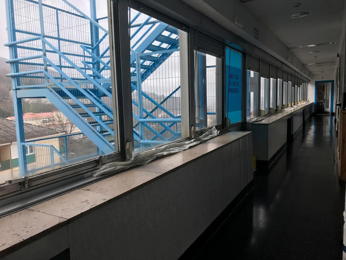 Imagen de sábanas junto a las ventanas del hospital de Béjar para recoger el agua de lluvia filtrada al interior.