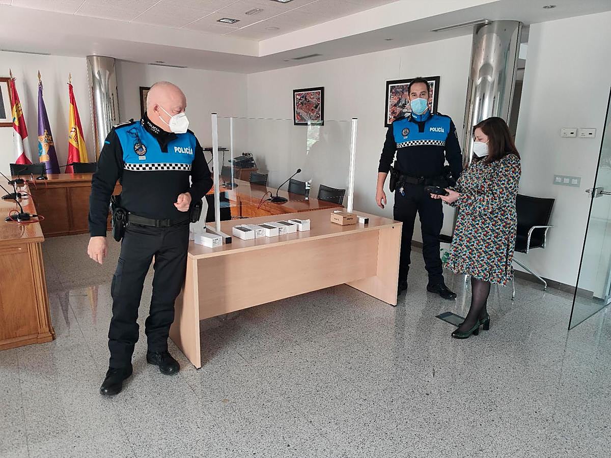 Los responsables de la Policía Local junto a la alcaldesa de Peñaranda, Carmen Ávila.