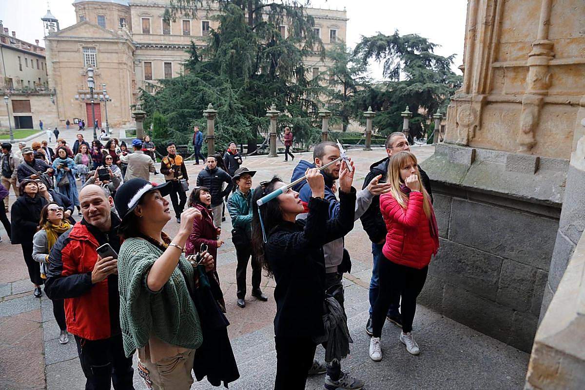 Un grupo de turistas extranjeros en la Catedral de Salamanca, antes de la pandemia.