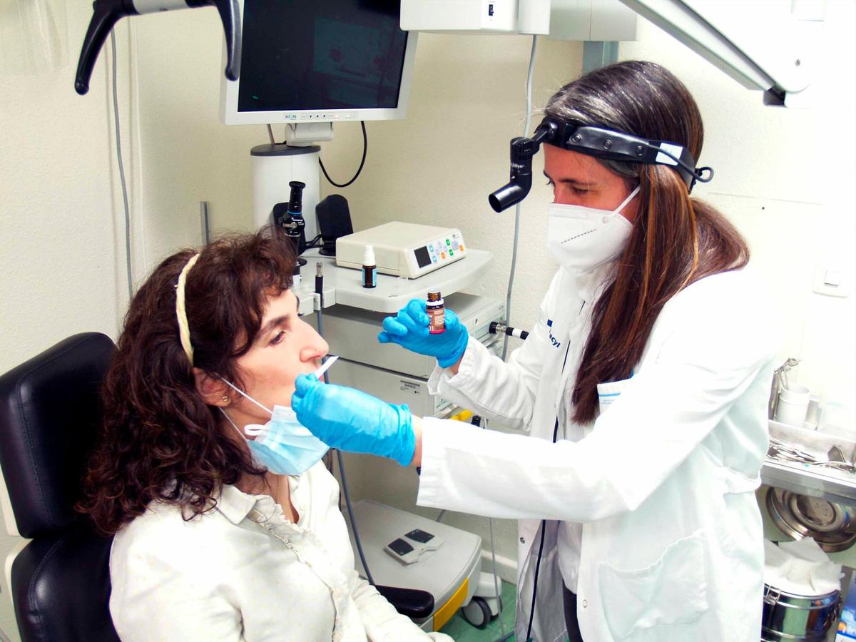 La doctora María Gil realiza con un paciente una terapia para el entrenamiento del olfato.