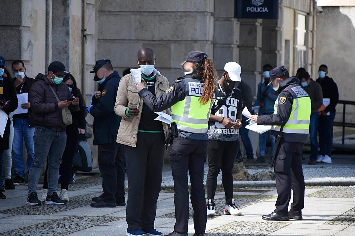Agentes de la Policía Nacional este martes comprobando la documentación de los viajeros.