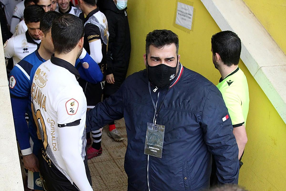 Miguel Ángel Sandoval, presidente del Unionistas, antes de un encuentro con sus jugadores.