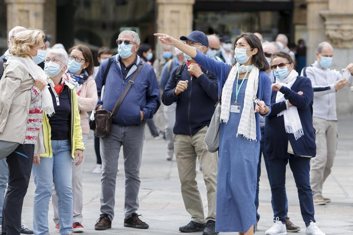 Una guía dando explicaciones a un grupo de turistas extranjeros el pasado otoño.