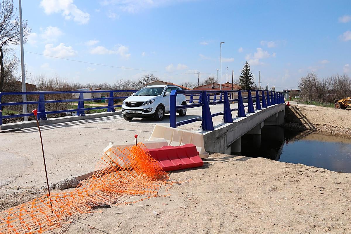 Un vehículo circula por la plataforma del nuevo puente sobre el río Zamprón.
