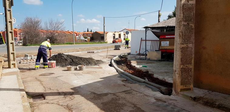 Las obras de acerado y pavimentación en la calle Las Gavias.