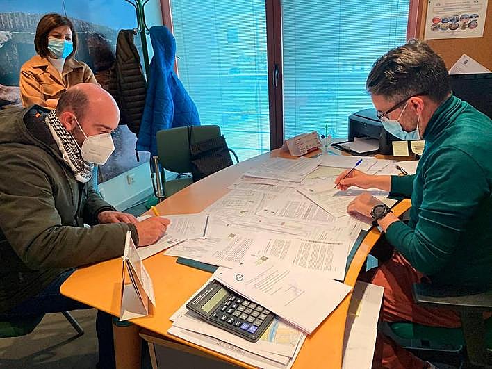 La firma del convenio que pone en funcionamiento el ‘bonotaxi’.