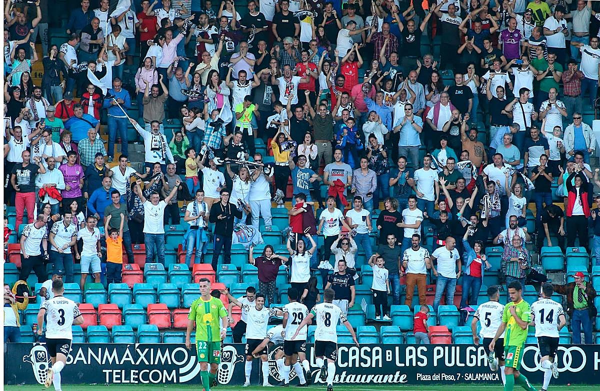 El Salamanca celebra un gol en un derbi contra el Unionistas en el Helmántico.