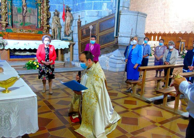 El párroco, Fernando García, en una de las celebraciones eucarísticas y detrás, las mayordomas.