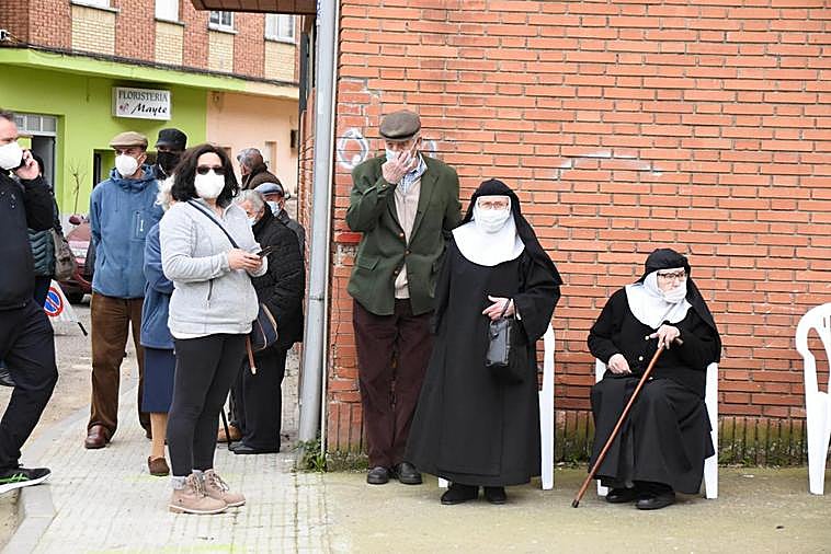 Las hermanas Agustinas Recoletas, María Dolores Rodríguez y María Antonia González, ayer en Vitigudino.