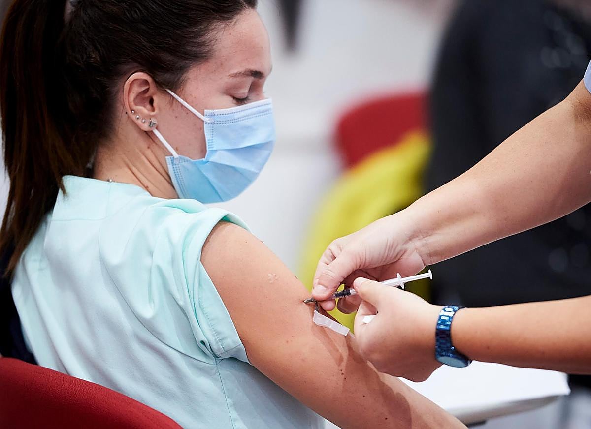 Una sanitaria recibe la vacuna contra el coronavirus.