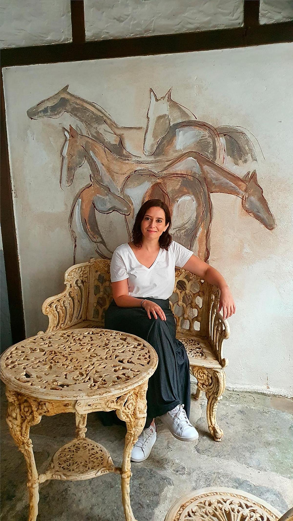 Imagen de Isabel Díaz Ayuso en la posada “Casa de la Sal” en Candelario.