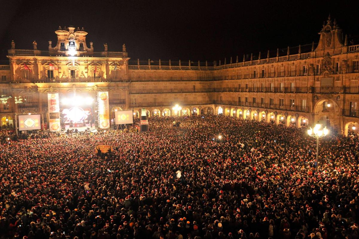 Imagen de la Nochevieja Universitaria en la Plaza Mayor de Salamanca.