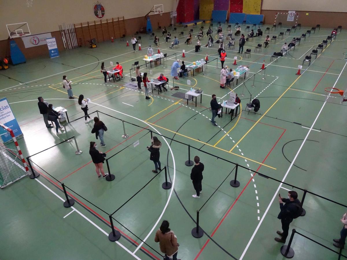 Vacunación de estudiantes de ramas sanitarias en el pabellón Miguel de Unamuno.