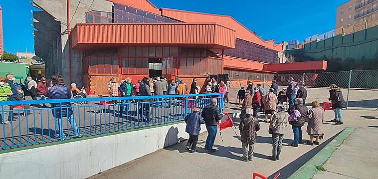 Imagen de las colas para recibir la vacuna en Béjar el pasado miércoles.