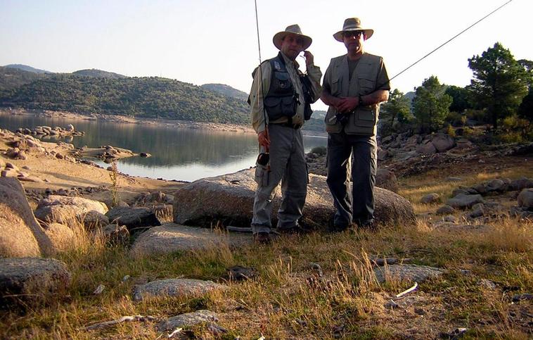 Pesca de barbos en el embalse del Burguillo.