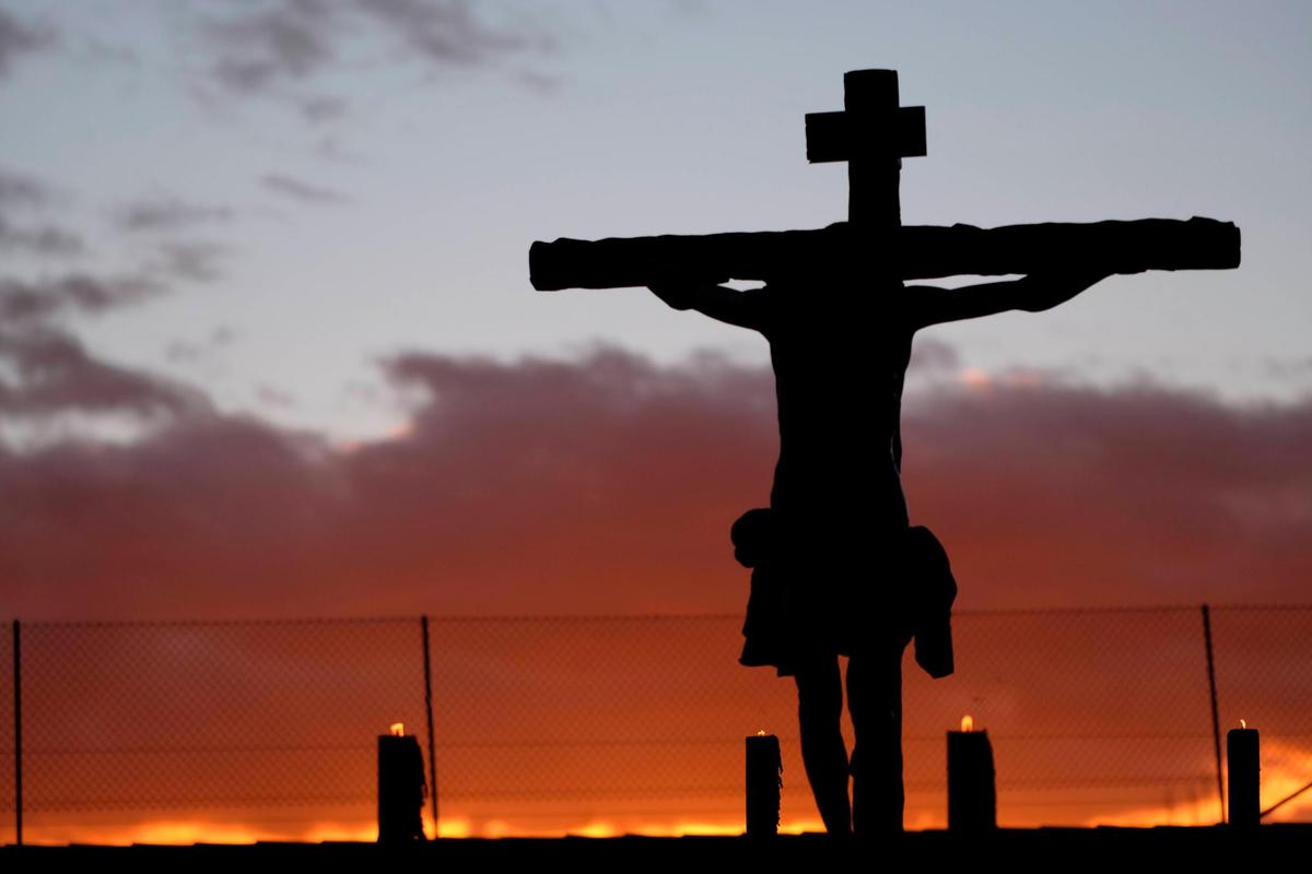 Imagen del Cristo del Perdón en el atardecer de Prosperidad.