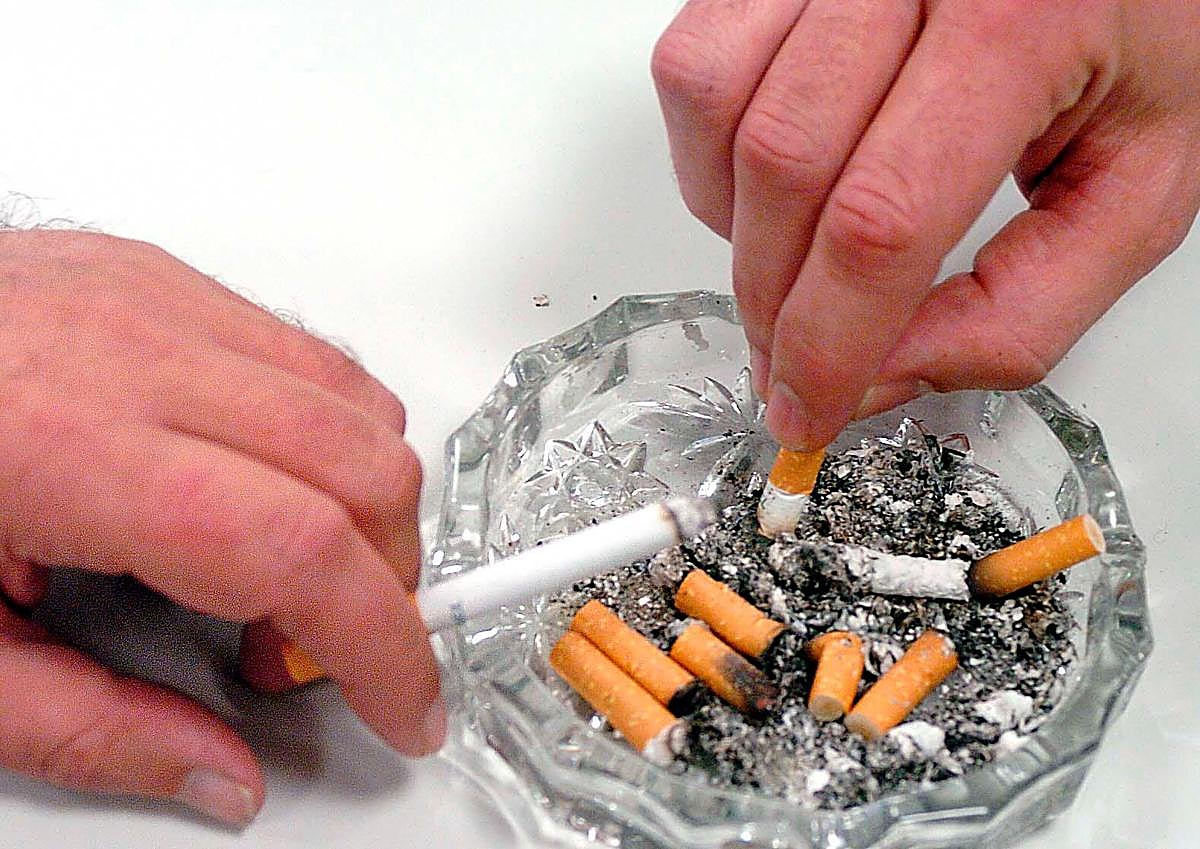 Cigarrillos en un cenicero.