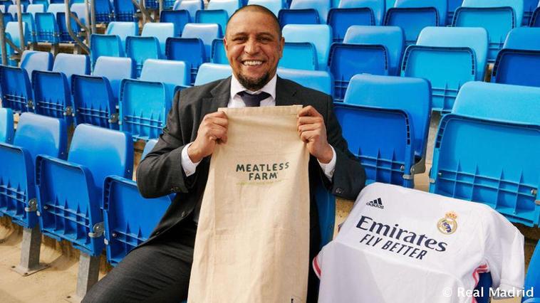 Roberto Carlos con el nuevo patrocinador blanco.