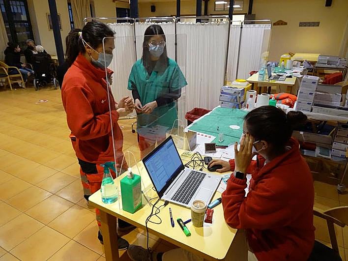 Personal sanitario de Salamanca durante una jornada de vacunación con AstraZeneca.