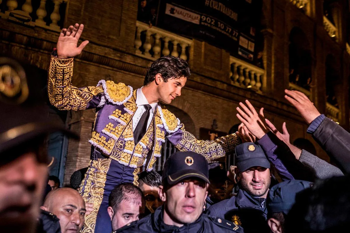 Juan del Álamo, a hombros por la puerta grande en la plaza de toros de Valencia, en la feria de Fallas de 2016.