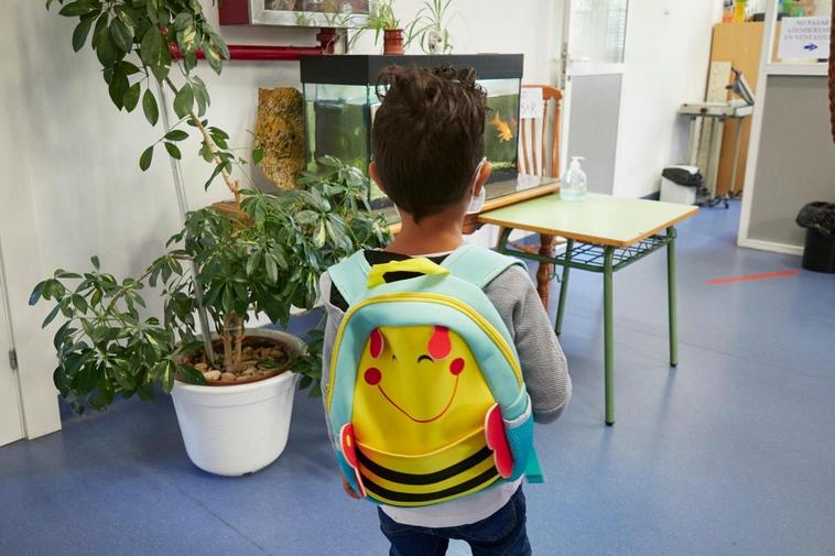 Un alumno espera en la puerta de su clase