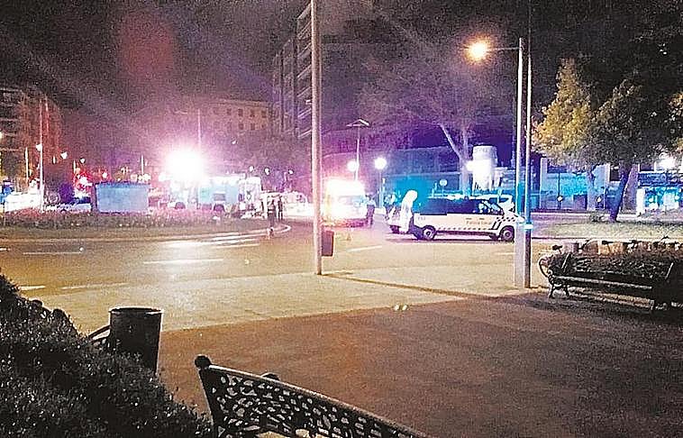 Imagen de un accidente nocturno ocurrido en la plaza de España