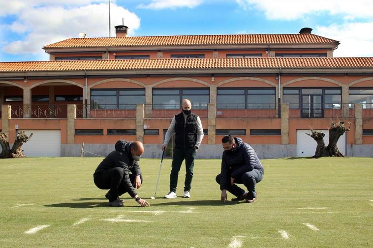 Alberto Matías, Alberto Dávila y Juanma Galante estudian el estado del putting green.