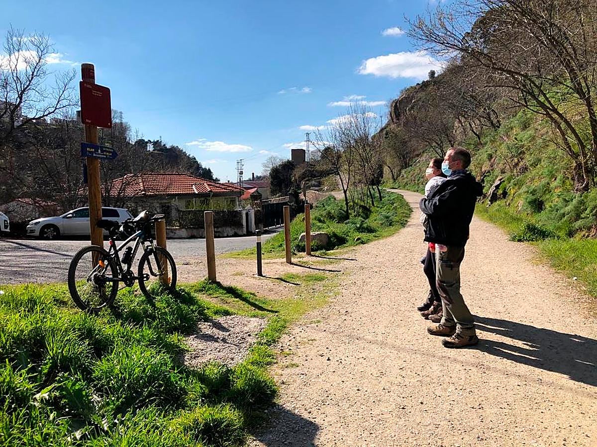 Unos turistas observaban una señalización del proyecto instalada en el Camino Natural de Béjar