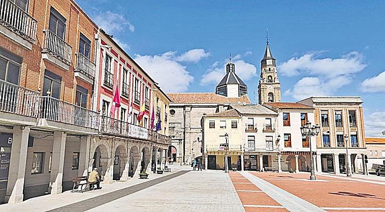 La plaza de la Constitución, con el Ayuntamiento y la iglesia parroquial de San Miguel, forma parte del Conjunto Histórico