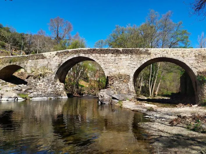 La recuperación del puente romano pone de moda a Santibáñez de la Sierra