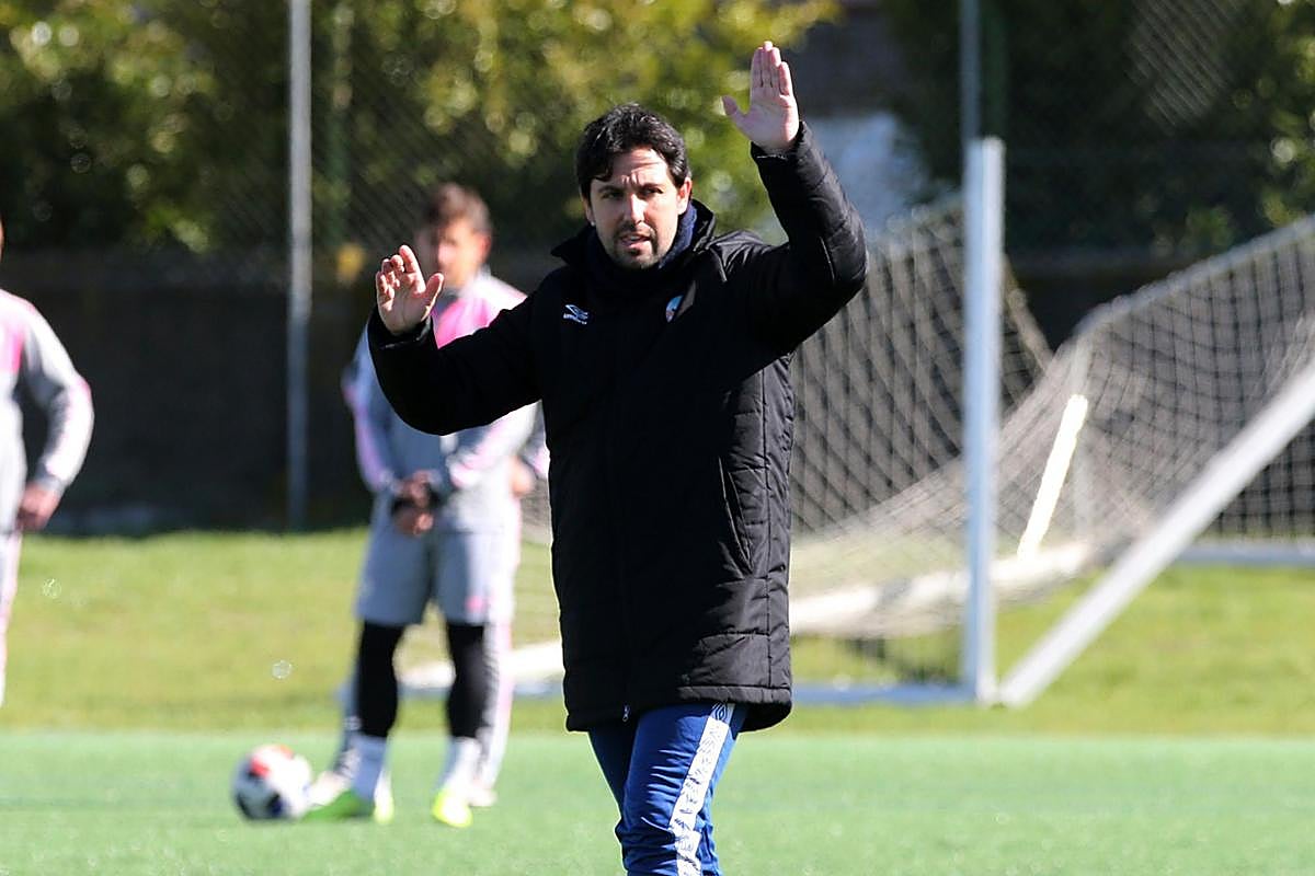 José Escobar dirigiendo la sesión de entrenamiento.