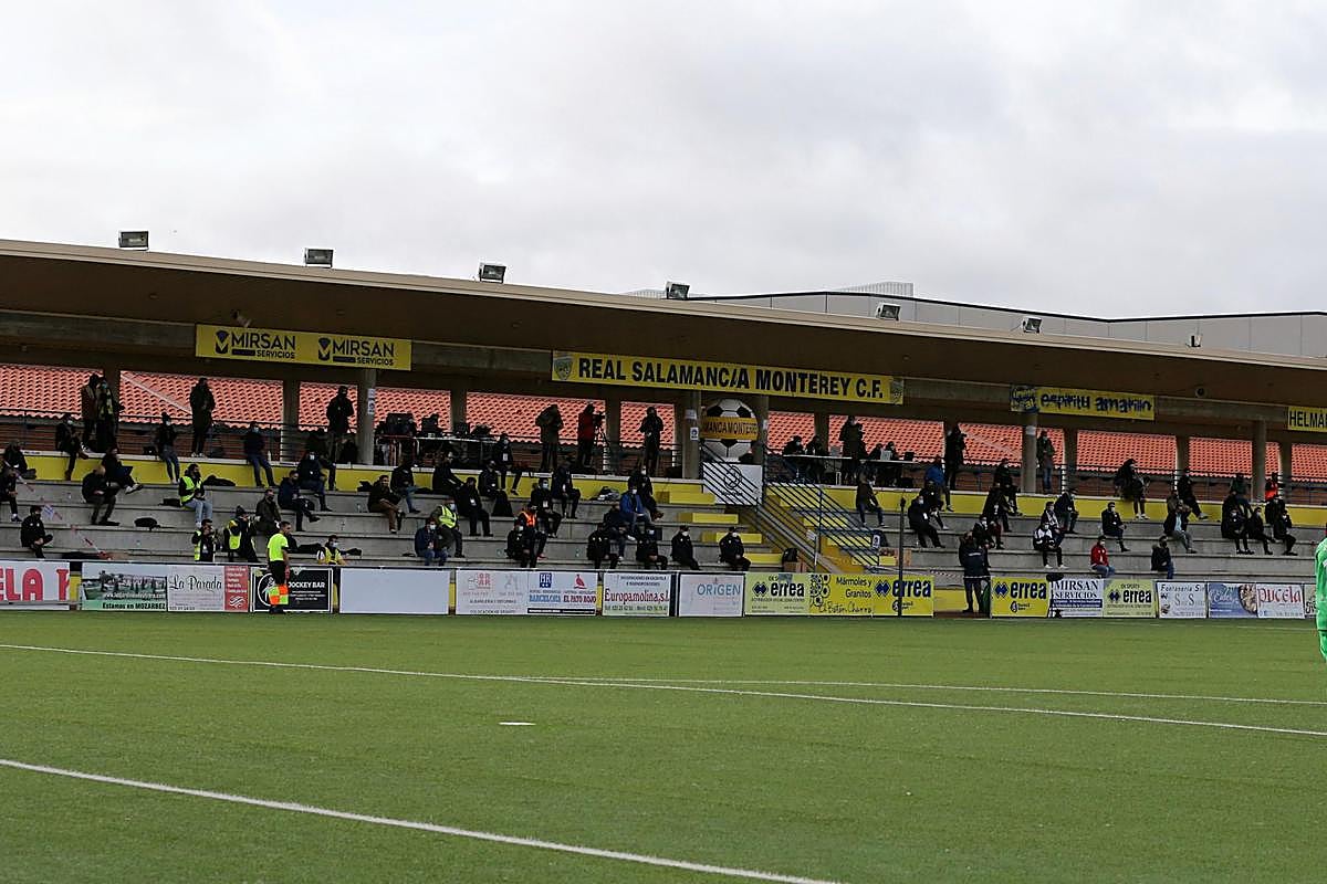 Tribuna del Reina Sofía en un choque del Unionistas.
