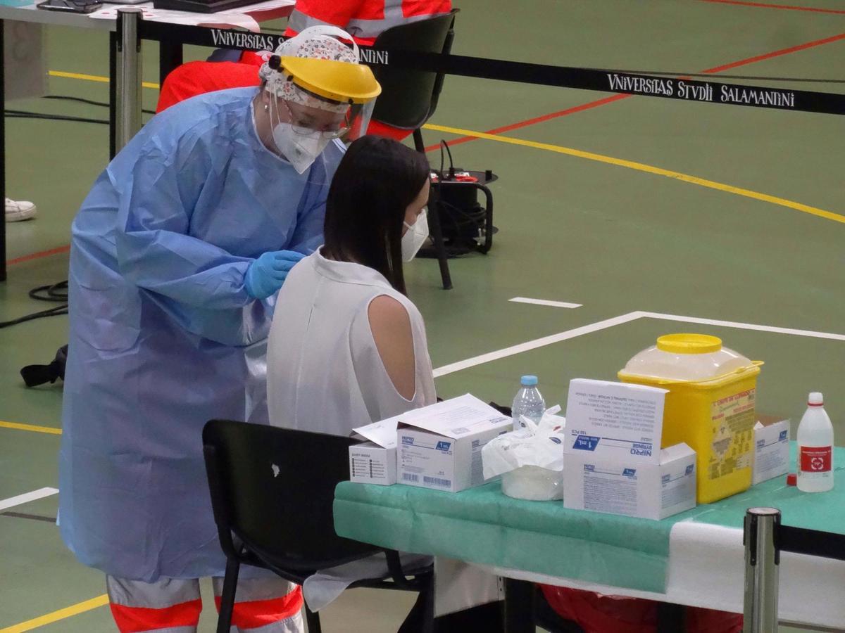 Vacunación a estudiantes de ramas sanitarias.