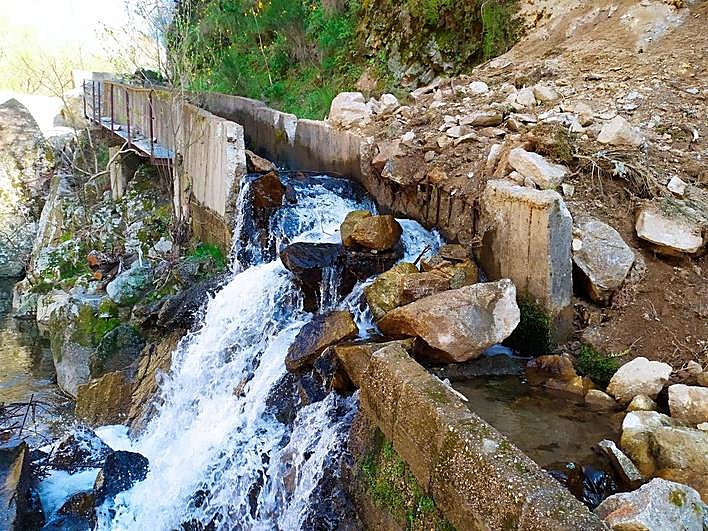 Estado en el que quedó tras el derrumbe el paso de peces en el salto conocido como “Pesquera de los Ladrones” en el río Cuerpo de Hombre de Béjar.