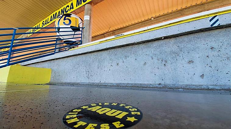 Marcas en la grada del Reina Sofía para que se sienten los aficionados y guarden la distancia de seguridad.