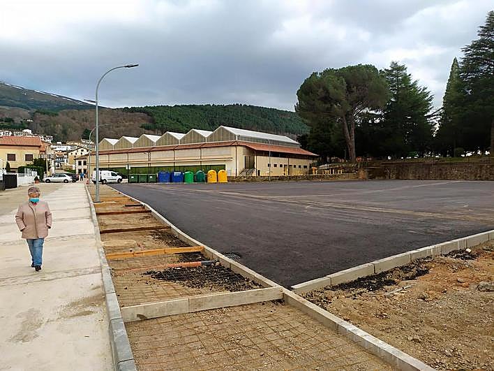 Imagen del asfaltado del aparcamiento existente en el campo de fútbol junto al pabellón de Candelario.