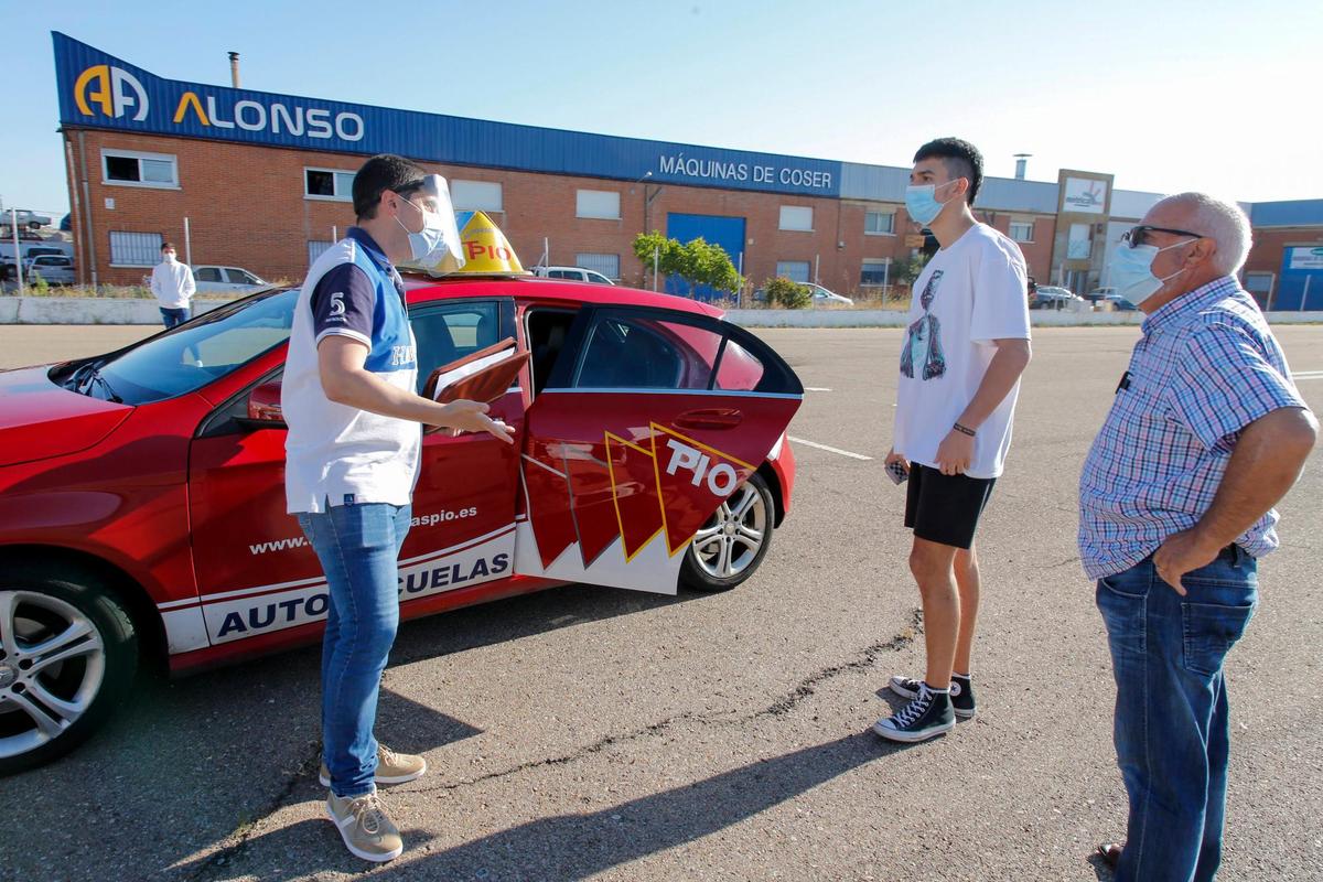 Un examinador de tráfico habla con el aspirante antes de la prueba práctica.