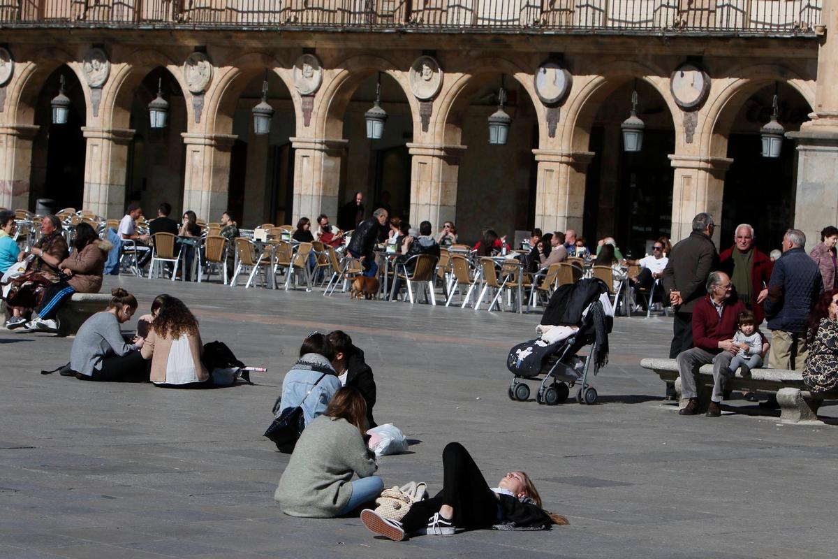 Ambiente en la Plaza Mayor de personas disfrutando del buen tiempo.