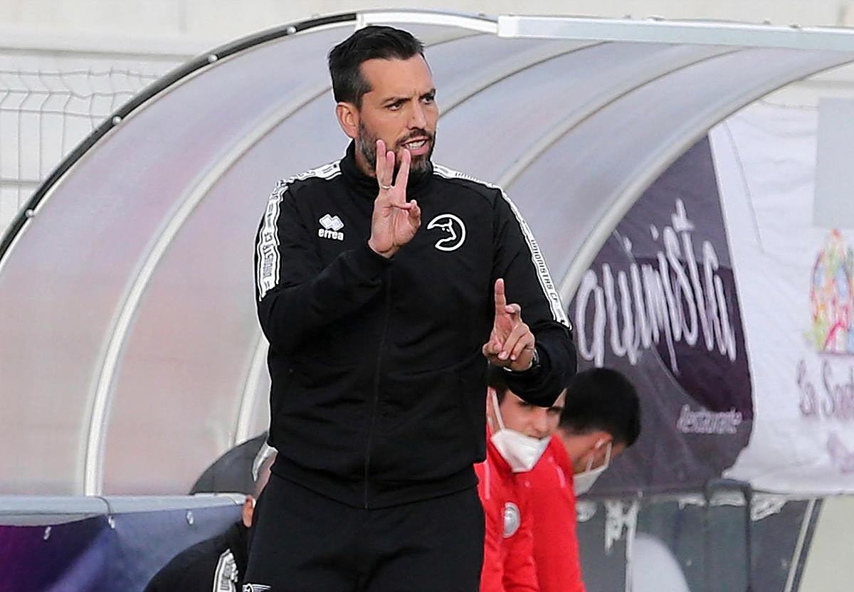 Hernán Pérez da instrucciones a sus futbolistas en un choque en el Reina Sofía.