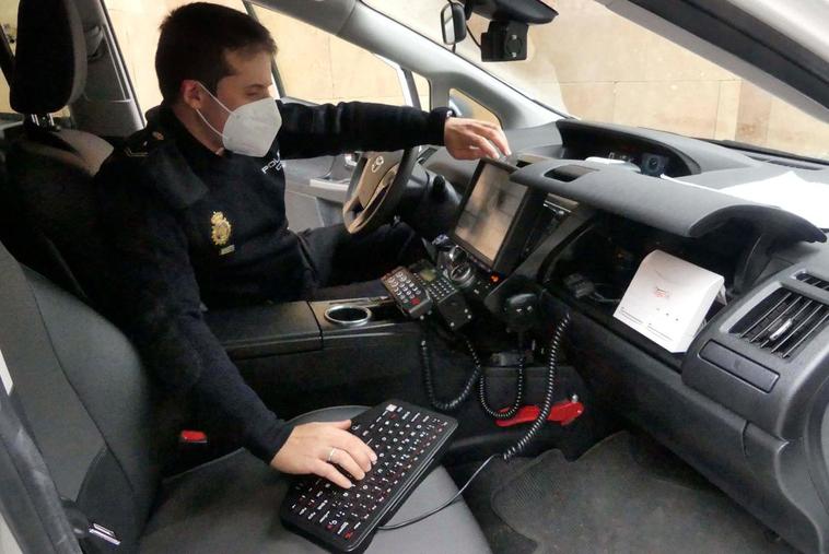 Un agente de la Policía Nacional en el interior del vehículo.